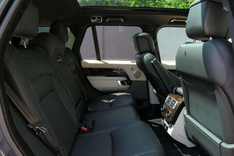 Land Rover Range Rover 3.0 Range Rover Vogue D MHEV Auto 4WD 5dr 30