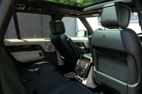 Land Rover Range Rover 3.0 Range Rover Vogue D MHEV Auto 4WD 5dr 34