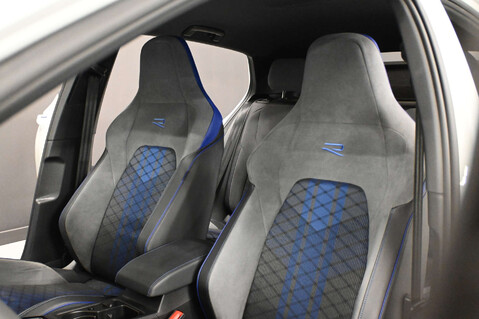 Volkswagen Golf 2.0 Golf R TSi 4Motion Semi-Auto 4WD 5dr 44