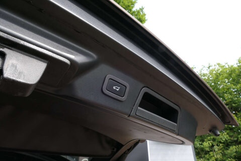 Land Rover Range Rover Velar 3.0 Range Rover Velar R-Dynamic SE D300 Auto 4WD 5dr 19