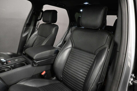 Land Rover Discovery 3.0 Discovery R-Dynamic SE D MHEV Auto 4WD 5dr 15