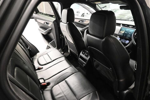 Jaguar F-Pace 2.0 F-PACE R-Dynamic SE D MHEV AWD Auto 4WD 5dr 28