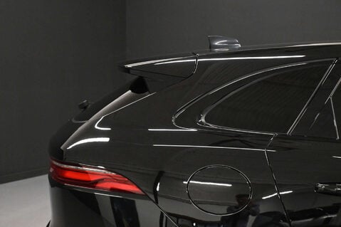 Jaguar F-Pace 2.0 F-PACE R-Dynamic SE D MHEV AWD Auto 4WD 5dr 9