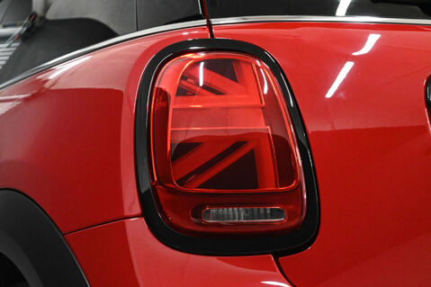 Mini Hatch 1.5 Cooper Sport Auto 3dr 21