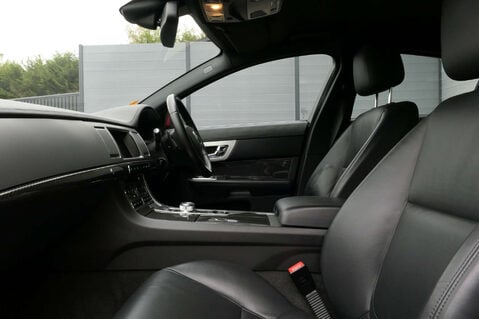 Jaguar XF 3.0 XF Premium Luxury V6 D Auto 4dr 31