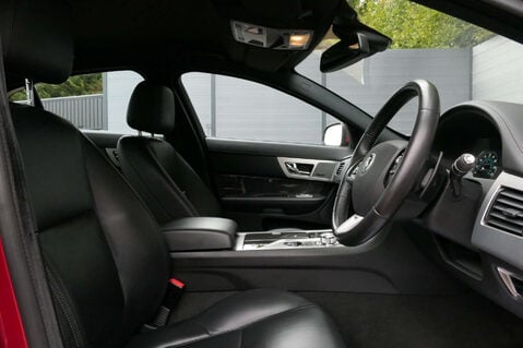 Jaguar XF 3.0 XF Premium Luxury V6 D Auto 4dr 38
