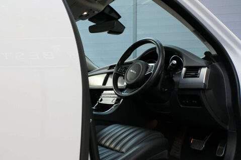 Jaguar XF 2.0 XF Portfolio Auto 5dr 4