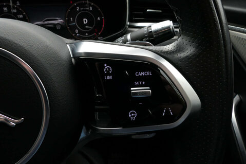 Jaguar F-Pace 3.0 F-Pace R-Dynamic SE D MHEV AWD Auto 4WD 5dr 39