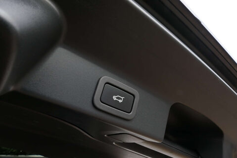 Jaguar F-Pace 3.0 F-Pace R-Dynamic SE D MHEV AWD Auto 4WD 5dr 17