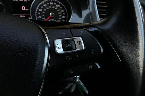 Volkswagen Golf 2.0 Golf SE Nav TDI BlueMotion Technology Semi-Auto 5dr 35