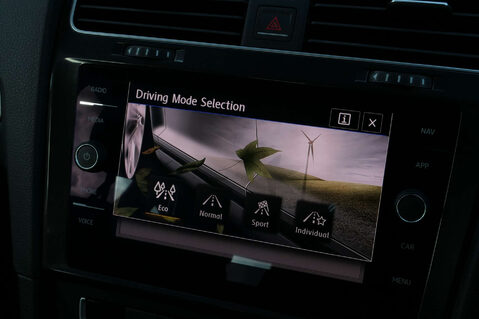 Volkswagen Golf 2.0 Golf SE Nav TDI BlueMotion Technology Semi-Auto 5dr 36