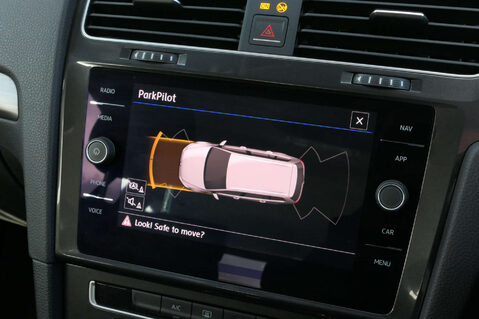 Volkswagen Golf 2.0 Golf SE Nav TDI BlueMotion Technology Semi-Auto 5dr 25