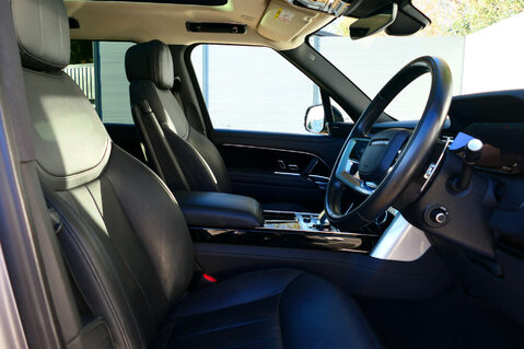 Land Rover Range Rover 3.0 Range Rover SE MHEV Auto 4WD 5dr 18