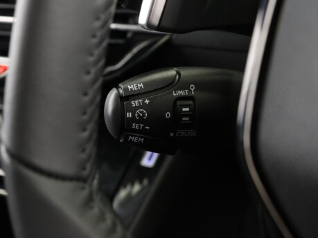 Peugeot 208 1.2 Hybrid 100 Allure 5dr e-DSC6 Hatchback 27