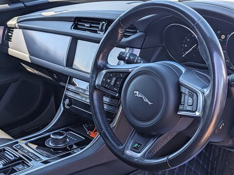 Jaguar XF R-SPORT 16