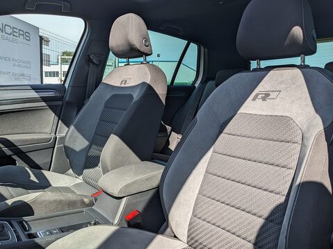 Volkswagen Golf R-LINE TSI EVO 23