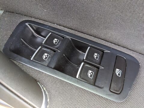 Volkswagen Golf R-LINE TDI DSG 32