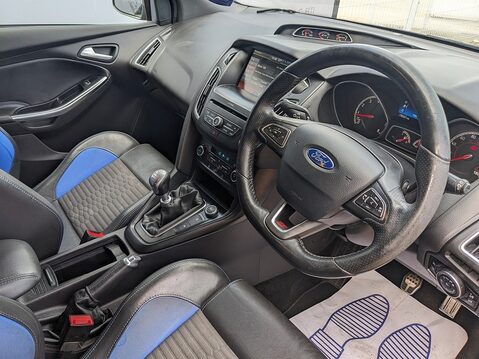Ford Focus ST-2 12