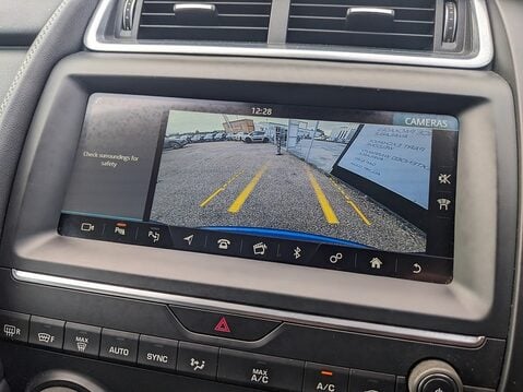 Jaguar E-Pace D180 R-Dynamic HSE 32