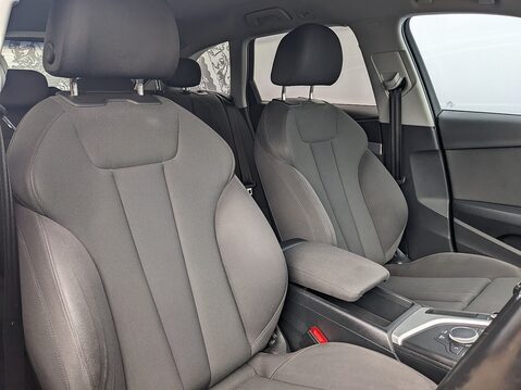 Audi A4 AVANT TFSI SPORT 25