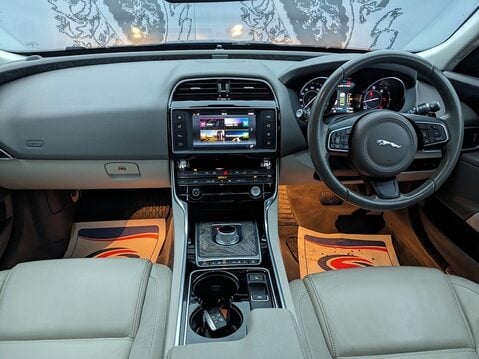 Jaguar XE PRESTIGE 18