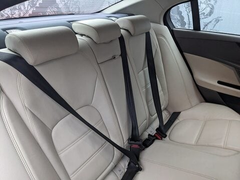 Jaguar XE PRESTIGE 17