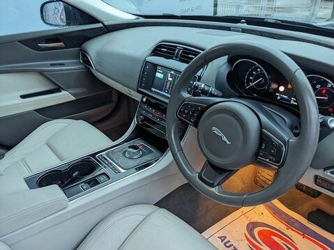 Jaguar XE PRESTIGE 12