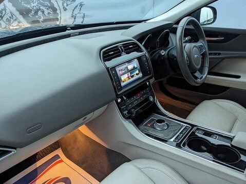 Jaguar XE PRESTIGE 14