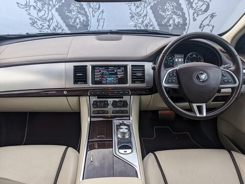 Jaguar XF D PORTFOLIO 16
