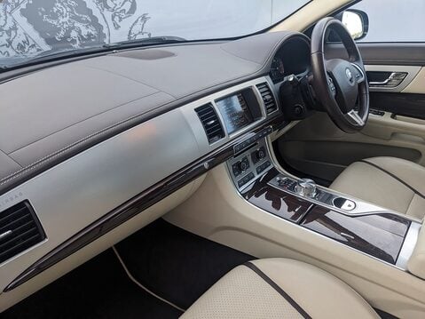 Jaguar XF D PORTFOLIO 14