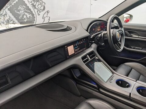 Porsche Taycan 4 CROSS TURISMO 14