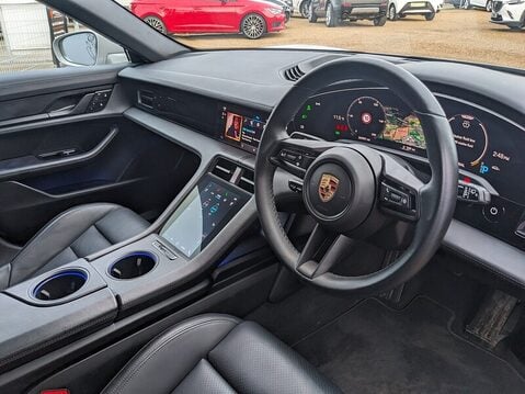 Porsche Taycan 4 CROSS TURISMO 12