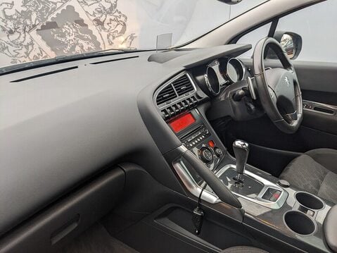 Peugeot 3008 EXCLUSIVE HDI 17