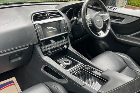 Jaguar F-Pace R-SPORT AWD 21