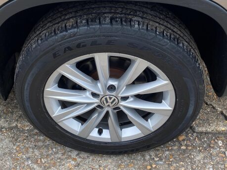 Volkswagen Tiguan 2.0 TDI BlueMotion Tech SE DSG 4WD Euro 5 (s/s) 5dr 18