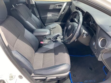 Toyota Auris EXCEL VVT-I 7