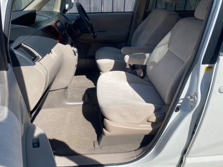 Toyota Noah 2 10