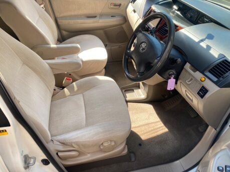 Toyota Noah 2 9
