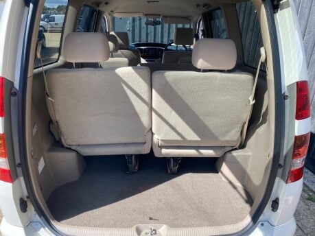 Toyota Noah 2 15