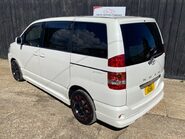 Toyota Noah 2 4