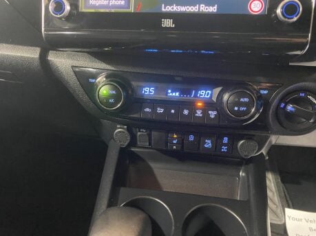 Toyota Hilux INVINCIBLE X 4WD D-4D DCB 24