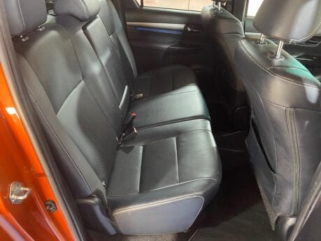 Toyota Hilux INVINCIBLE X 4WD D-4D DCB 35