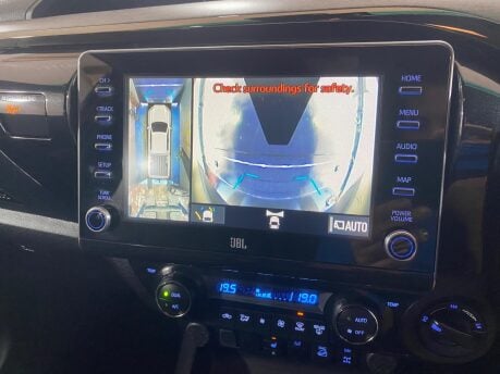 Toyota Hilux INVINCIBLE X 4WD D-4D DCB 22