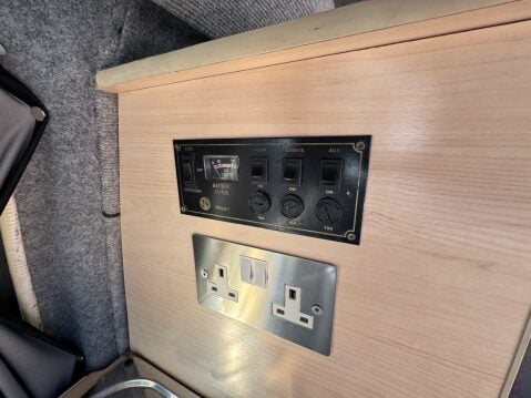 Leisure Drive Versa 3/4 BERTH HIGH TOP WITH 5 BELTED SEATS 16