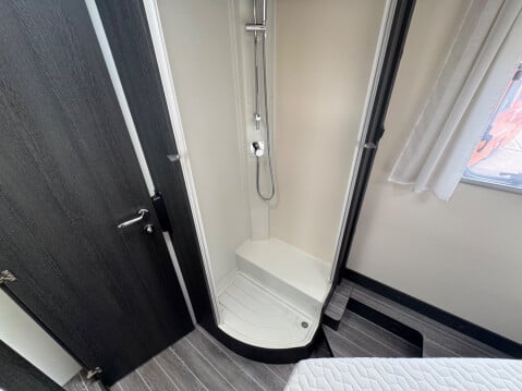 Roller Team Zefiro 696 FIXED BED, REAR BEDROOM 4 BERTH COACH BUILT 28