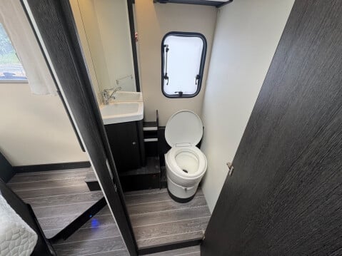 Roller Team Zefiro 696 FIXED BED, REAR BEDROOM 4 BERTH COACH BUILT 29