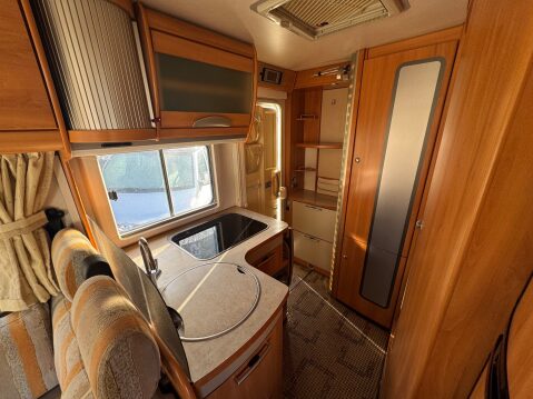 Hymer B544 4 BERTH A CLASS DROP DOWN BED 19