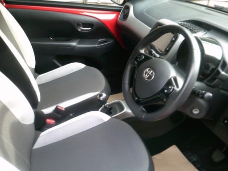 Toyota Aygo VVT-I X-PLAY X-SHIFT ONLY 13,000 MILES FROM NEW 8