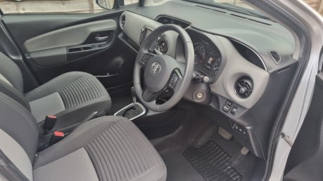 Toyota Yaris VVT-I ICON ONLY 10,000 MILES FROM NEW 6