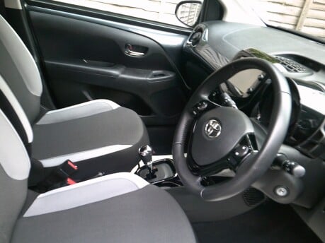 Toyota Aygo VVT-I X-PRESS X-SHIFT ONLY 11,000 MILES FROM NEW 8